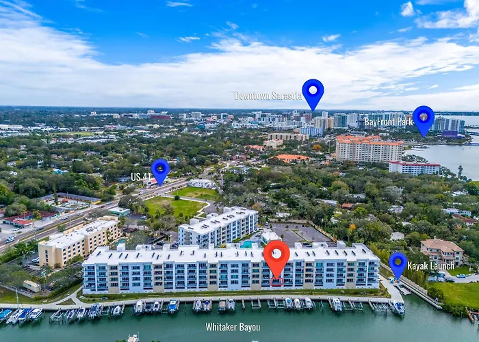 Waterside Retreat: Modern 2Br, Mins To Beach & Apt