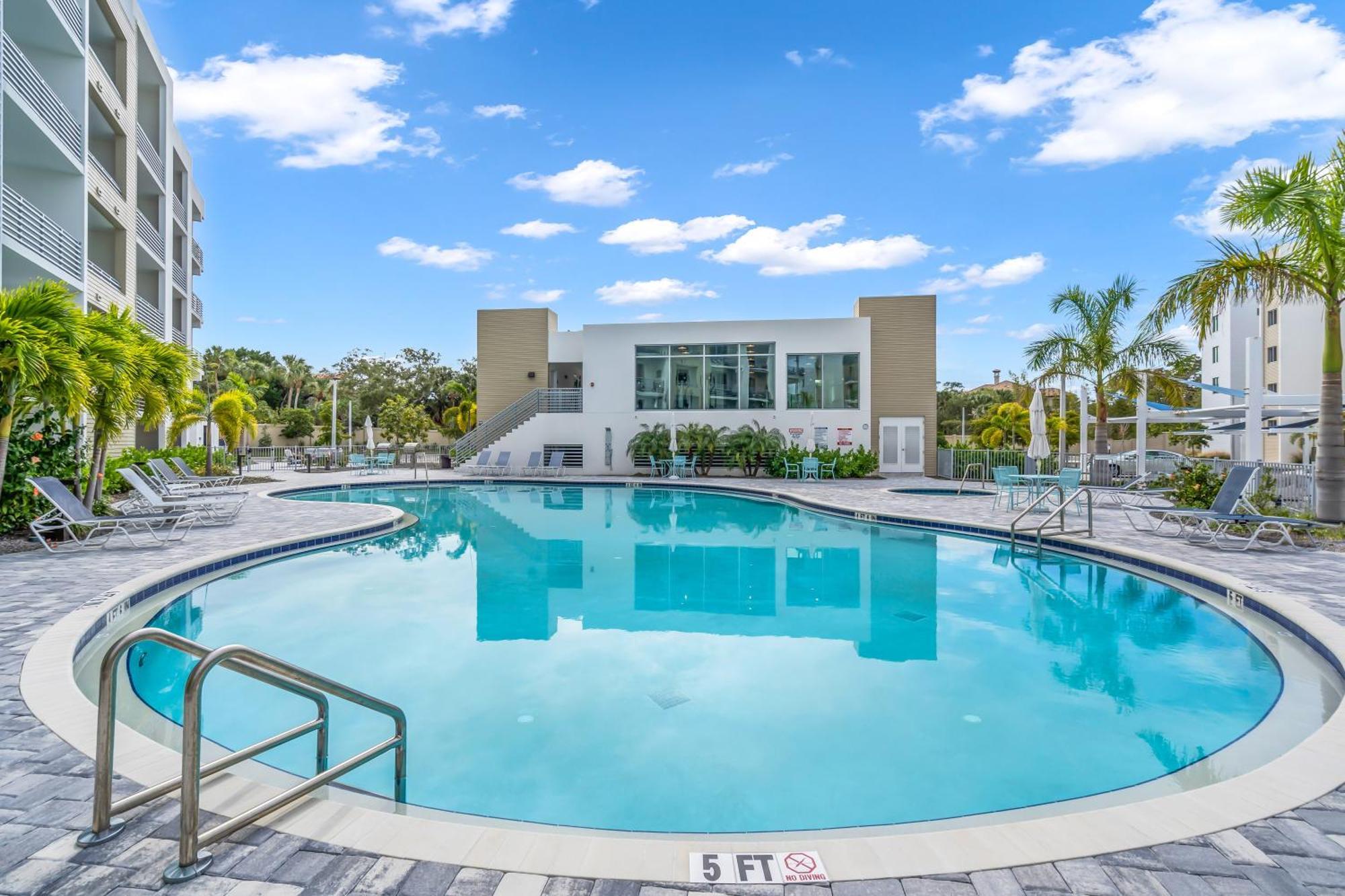 Waterside Retreat: Modern 2br, Mins To & Apartamento